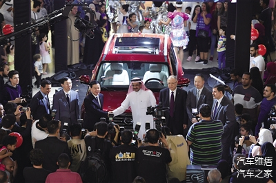 广汽集团董事长曾庆洪与科威特经销商董事长Mr. Omar S. Alkazi共同见证GS7新车上市
