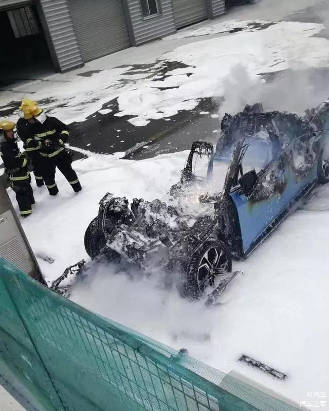 4月22日，西安的一辆蔚来ES8在维修店停放等待维修的过程中起火