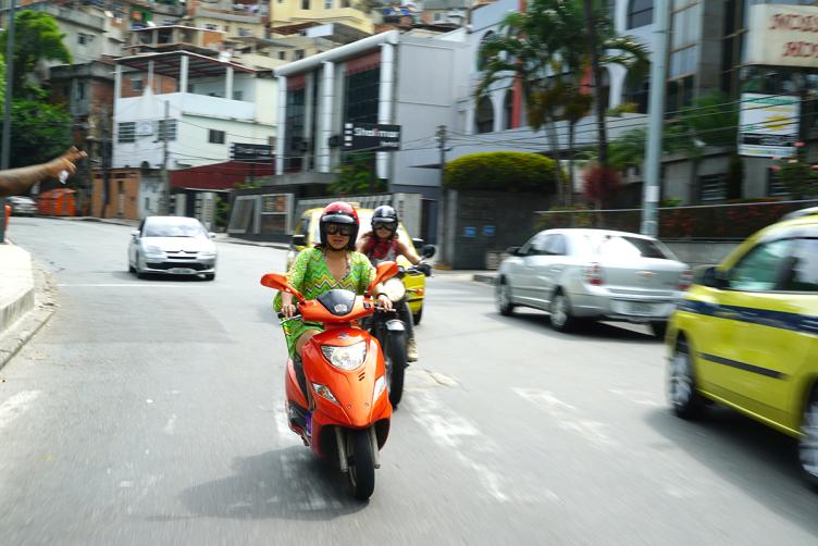 在里约不想被抢的办法就是不要带值钱东西在身上，包括摩托车。