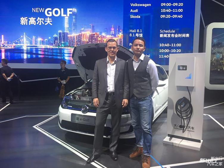 大众进口车总经理施锐德（左边）和新出行 CEO 贺磊（右边）